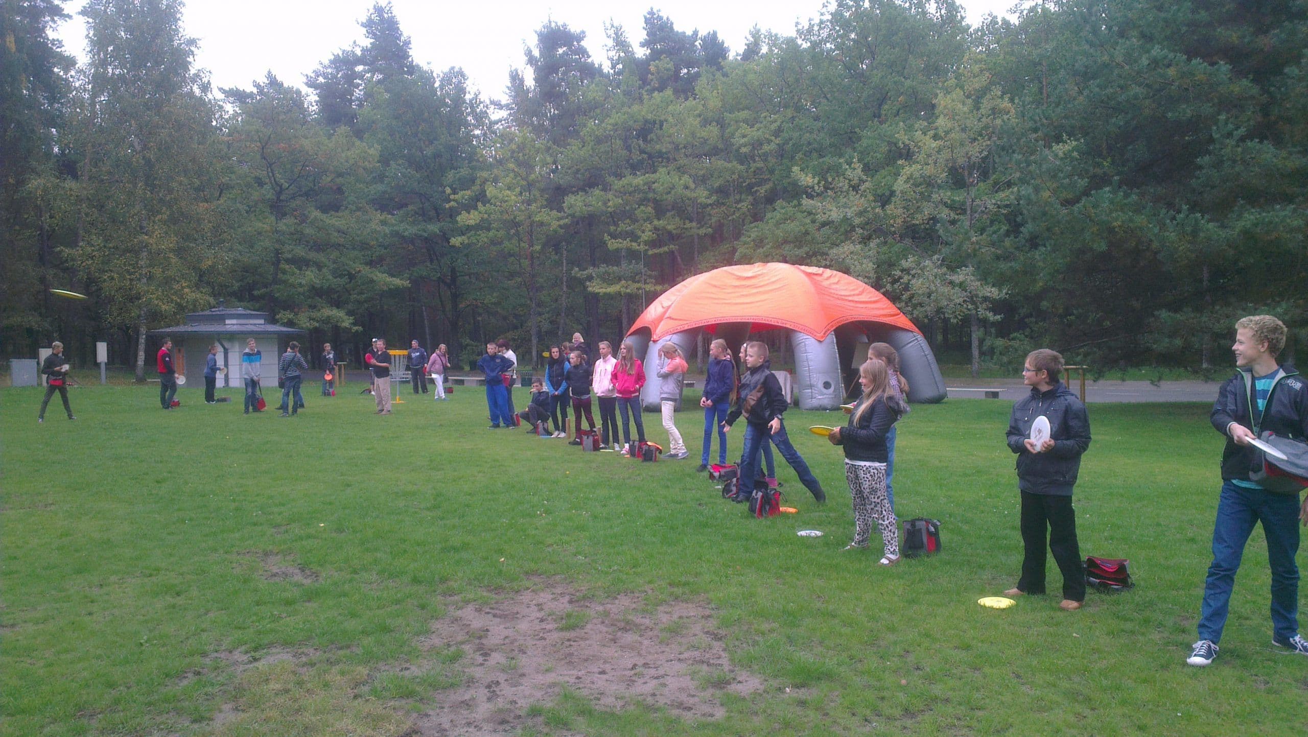 Skolenu grupas disku golfs Mezaparka 2013
