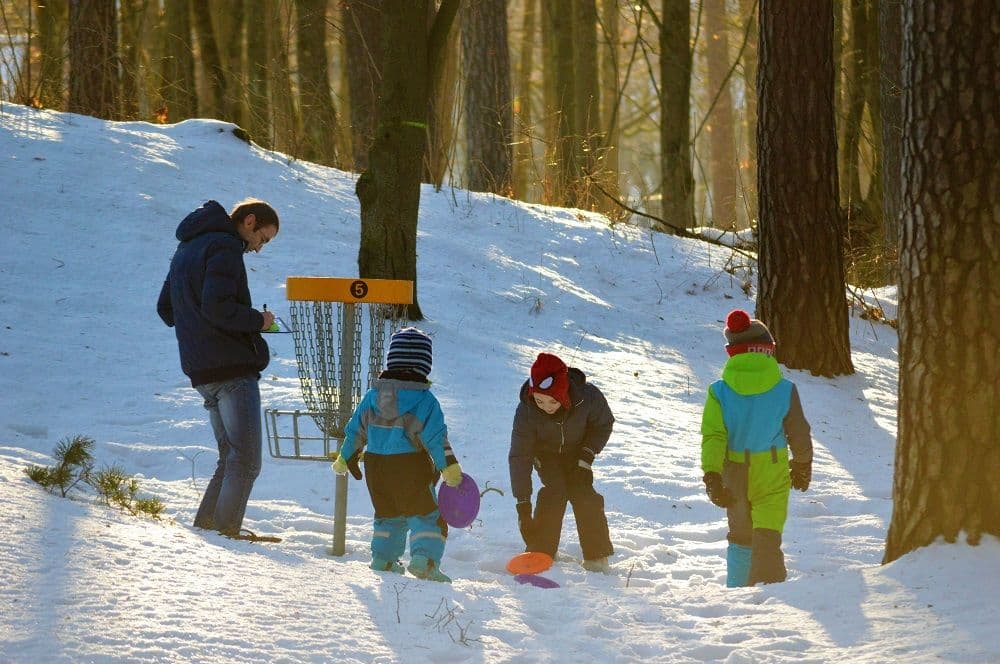 disku golfs ziemā Mežaparkā